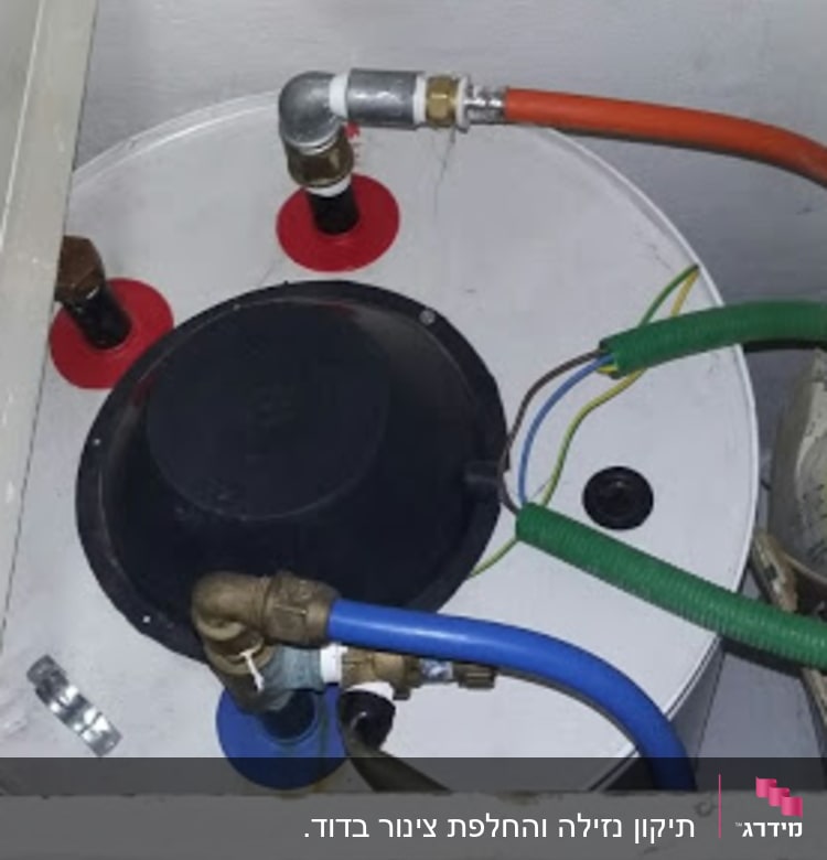 תיקון בוילר. החלק העליון תוקן אחרי  נזילה והחלק התחתון כלל  תיקון צינורית המחוברת לפלסטיק ולהחמתה .